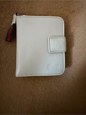 Gucci Cream/White Leather Zip-Around Compact Wallet with Green-Red Web Pull
